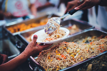 Famine causes hungry people to come to receive free food from volunteers, the concept of free food.