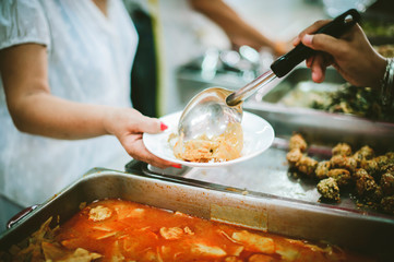 Famine causes hungry people to come to receive free food from volunteers, the concept of free food.
