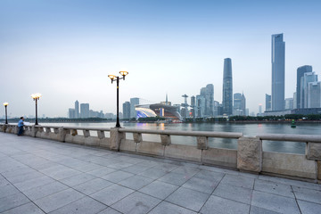 Obraz premium Guangzhou, China cityscape from the promenade.