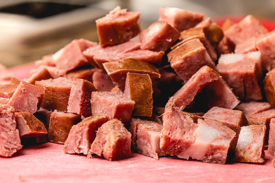 Lingui&ccedil;a calabresa picada. Comida brasileira, cozinha brasileira, carnes, porco.