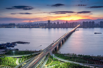 Obraz premium shanghai interchange overpass and elevated road in nightfall