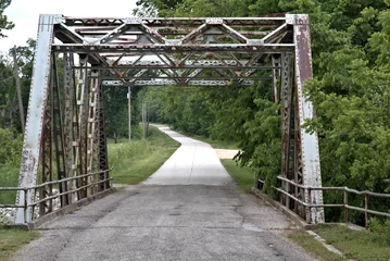 Tuinposter Iron bridge spanning over route 66 in Spencer, Missouri © ronm