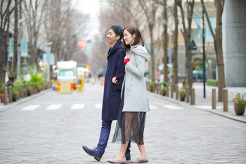 街を歩くカップル