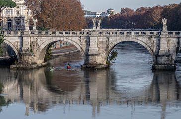 Obraz premium Group Of People Training On Kayak. Sightseeing Boat Floating Near Vittorio Emanuele II bridge. Tour Touristic Boat. in Rome, Italy