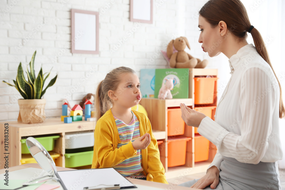 Poster Speech therapist working with little girl in office