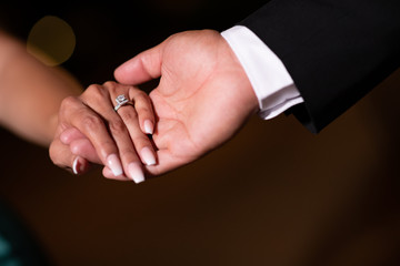 Obraz premium Couple holding hands showing engagement ring