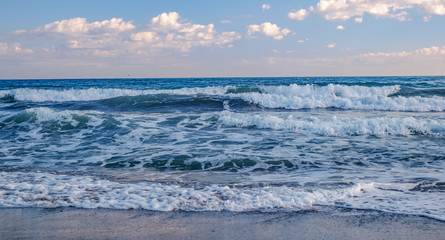 Fototapeta na wymiar Waves on the shore