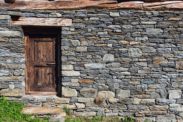 Porta e muro in pietra