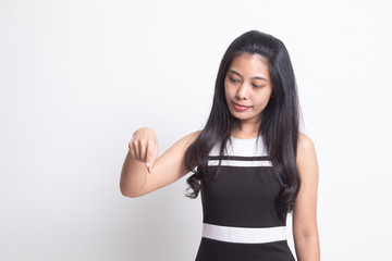 Obraz premium Beautiful young Asian woman point down to blank space.