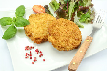 pané sur une assiette