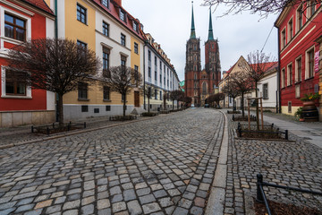 Obraz premium Ulice i architektura miasta Wrocławia, historycznej stolicy Dolnego Śląska.
