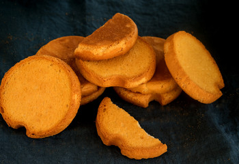 runde zwiebackscheiben, als kindernahrung und schonkost beliebt