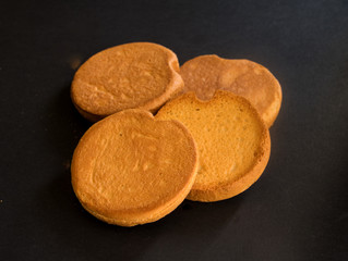 zwieback scheiben, beliebt als schokost, vor dunklen hintergrund 