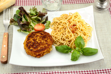 pané frit et spaghetti dans une assiette