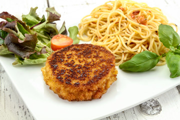 pané frit et spaghetti dans une assiette