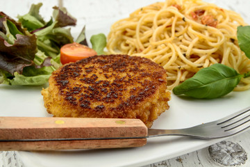 pané frit et spaghetti dans une assiette