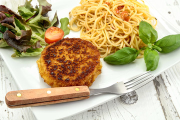 pané frit et spaghetti dans une assiette