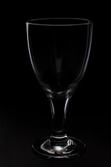 Weinglas vor Schwarz