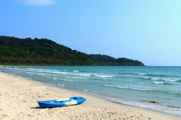 Fototapeta na wymiar boat on a sunny sandy seashore