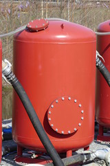 Roter Wassertank für Grundwasserabsenkung, Deutschland, Europa