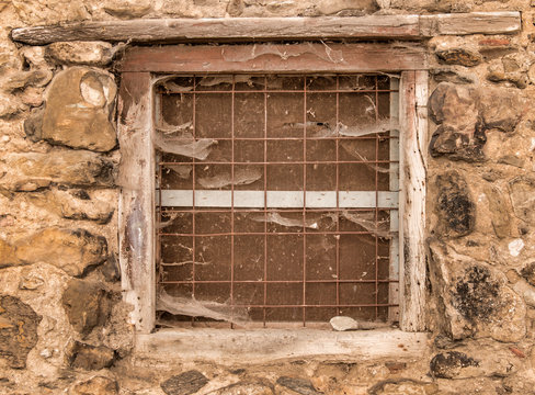 Vieille fen&ecirc;tre &agrave; Bugarach, France