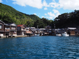 Fototapeta premium 快晴の伊根の舟屋群