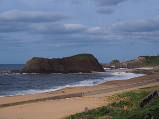 Fototapeta na wymiar 波がある日本海と立岩
