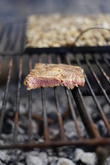 cocinando en la barbacoa una sabrosa carne de vaca