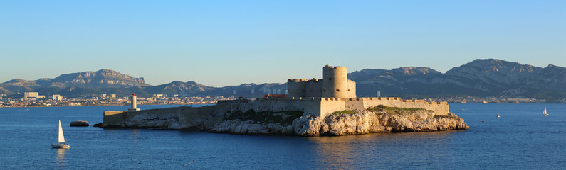 Fototapeta na wymiar the chateau d'if on the island in front of marseille