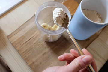 Frau macht sich ein Protein Shake nach fitness