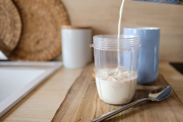 Frau macht sich ein Protein Shake nach fitness