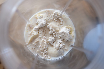 Frau macht sich ein Protein Shake nach fitness