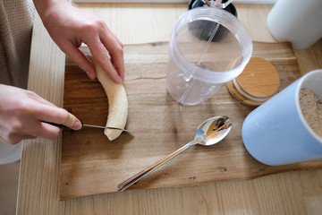 Frau macht sich ein Protein Shake nach fitness