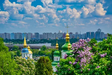 Raamstickers Vydubychi-kloostercomplex in de lente, Kiev, Oekraïne © haidamac