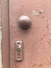 Stare zardzewiałe drzwi z zamknięciem i klamką