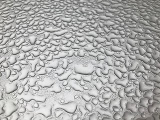 Kropla wody na metalowej powierzchni