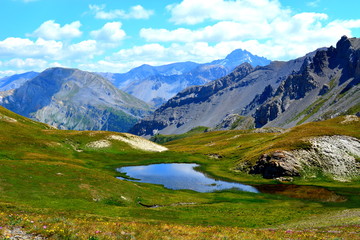 Fototapeta na wymiar lac de montagne et vue panoramique