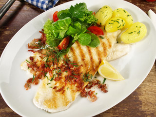 Schollenfilets mit Speck und Kartoffeln