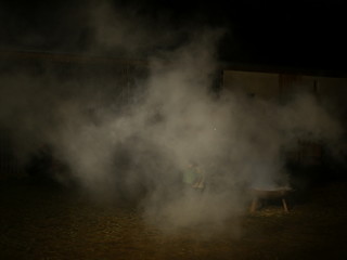 Fototapeta na wymiar Wasserdampf beim Abloeschen eines Lagerfeuers in einer grossen Feuerschale