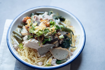 Eggs noodles with vegetable and entrails.