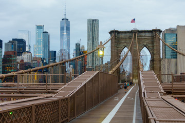 Fototapeta premium Ludzie chodzą na Brooklyn Bridge w czasie dnia