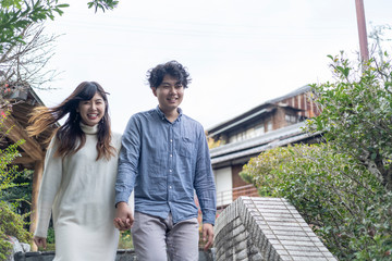 Naklejka premium 秋の観光を楽しむ若いカップル