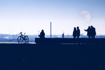 Menschen gehen spazieren im Mondschein