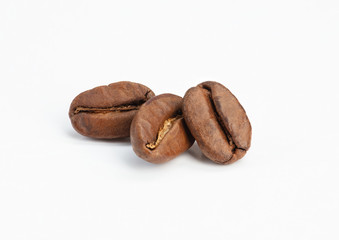 Obraz premium Coffee beans on white background, high resolution, macro.