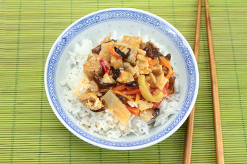 poulet sauce soja et légume et riz