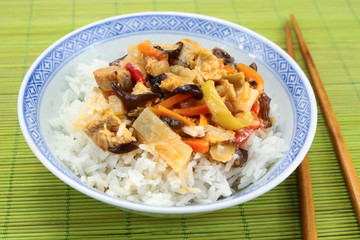 poulet sauce soja et légume et riz
