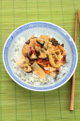 poulet sauce soja et légume et riz