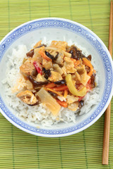 poulet sauce soja et légume et riz