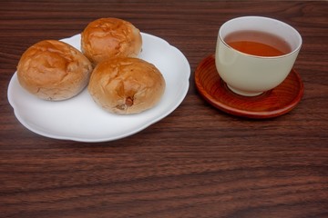 クルミの入ったパンとほうじ茶