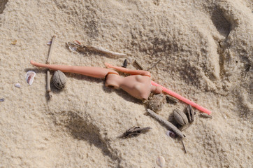 pollution plastique a la plage corps de poupée
